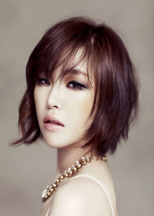 Sở hữu khuôn mặt thanh tú và thân hình nhỏ nhắn, Son Ga-in (Brown Eyed Girls) đẹp lung linh với  mái tóc ngắn xoăn mềm mại.